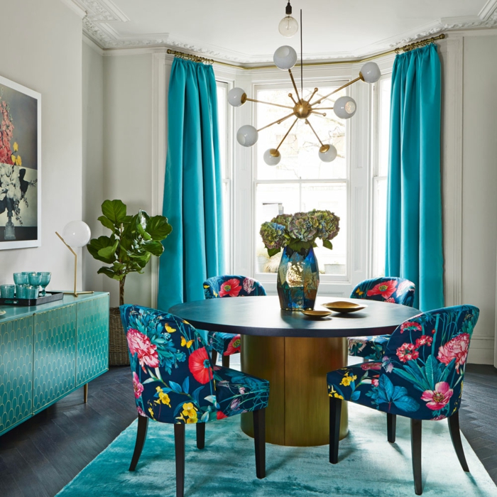cortinas de salon, color azul aquamarino, cortinas gruesas, tejido peluche, muebles en el mismo color 