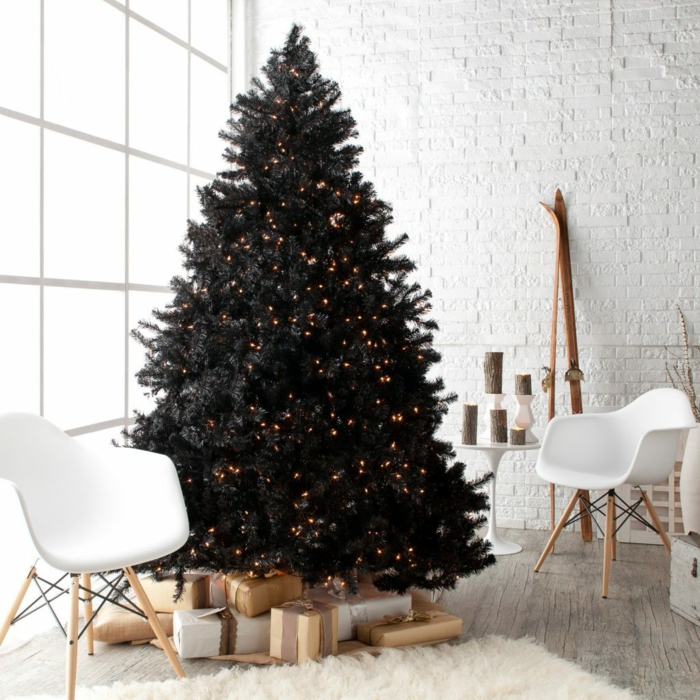 árbol de navidad, grande pino artificial negro con pequeñas lamparillas en dorado, salón en blanco en estilo minimalista