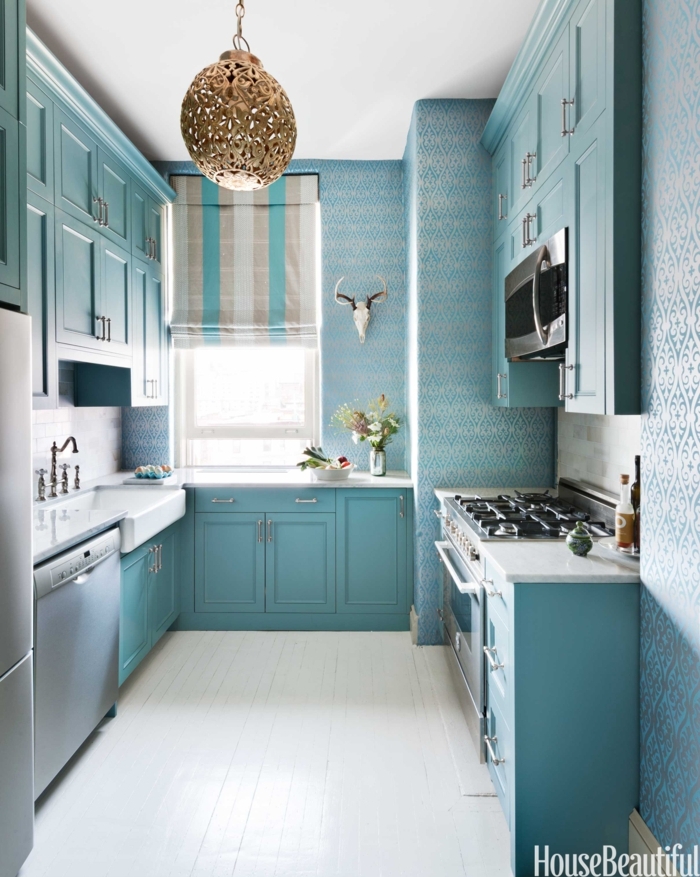 diseñar cocinas, pintar el ambiente en azul pastel, con tapices de papel y lámpara dorada de ornamentos