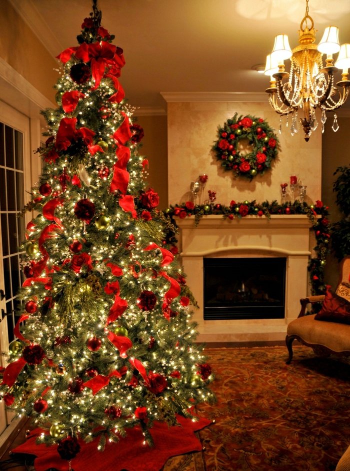 como decorar un arbol de navidad, adornos rojos estilizados con lamparillas en amarillo y guirnaldas en la chimenea, colores rojo y dorado