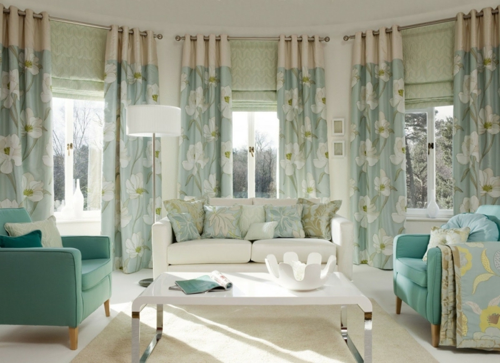 cortinas modernas, grande print de flores dibujados, sillones en azul aquamarino, sofá blanca con cojines decorativos