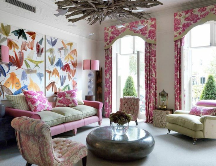 cortinas salon, cortinas tipo dosel para las ventanas en blanco con rosas estampadas en rosado, tapices de papel con motivos de la fauna, salón romántico