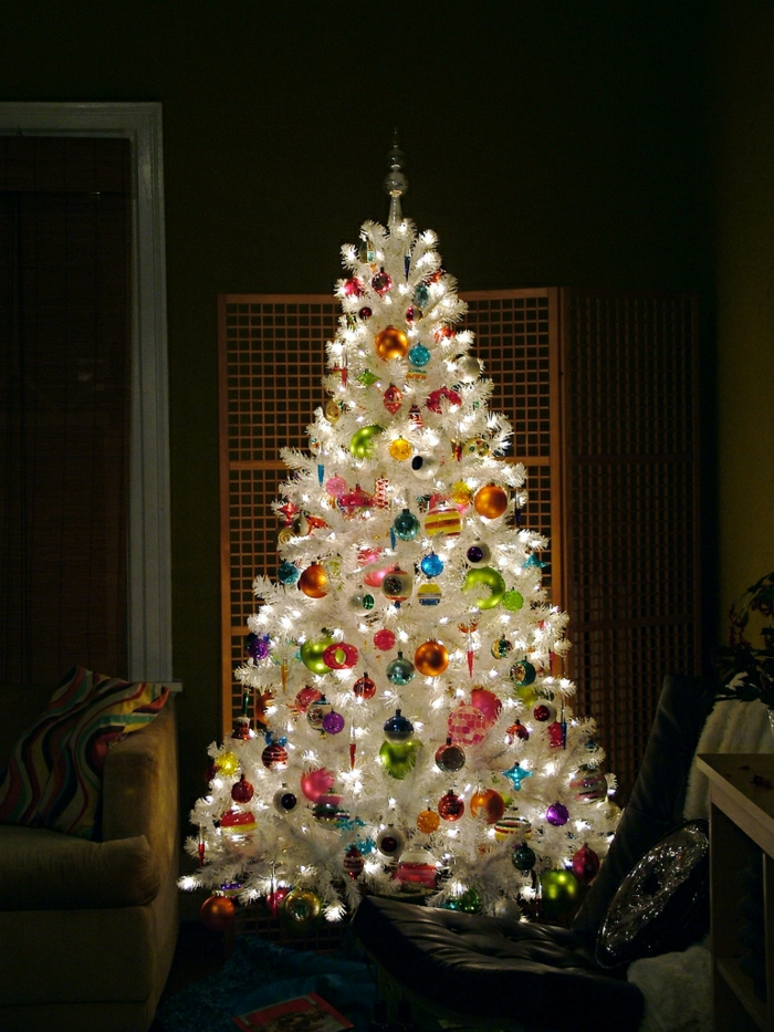 arbol navidad, precioso pino artificial en blanco con bolas de muchos colores y diferente forma, bombillas relucientes