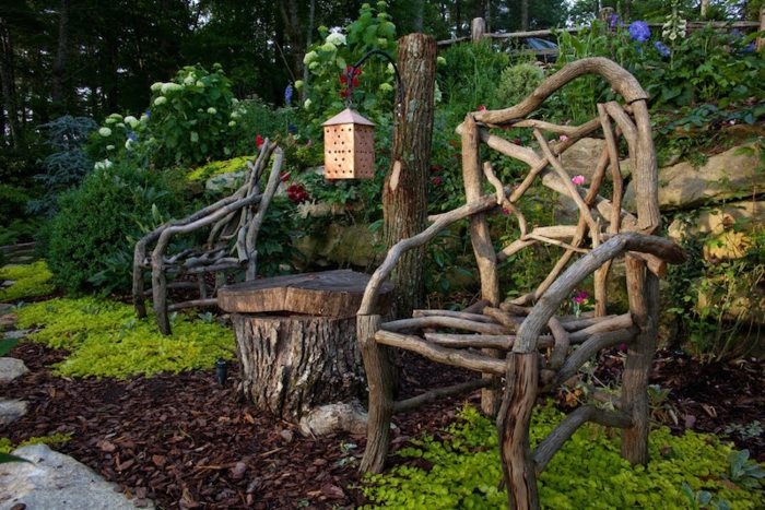 decoracion patios, silla originales hechas de malos de madera, adornos caseros para un toque mágico en tu patio
