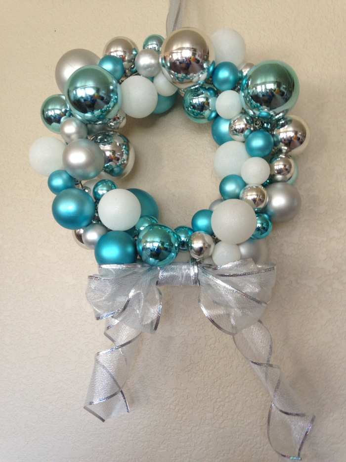 muerdago navidad, corona de navidad de bolas decorativas en plateado, azul y blanco, lazo de cinta decorativa