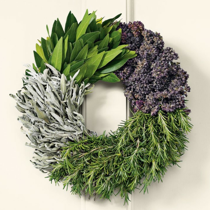 muerdago navidad, corona de anvidad de cuatro tipos de hierbas en verde, lilá y gris, fondo blanco