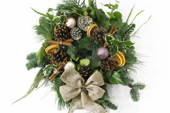 muerdago navidad, corona de navidad con ramas de pino, piñas naturales y artificiales, rodaja de naranja, canela y bolas decorativas