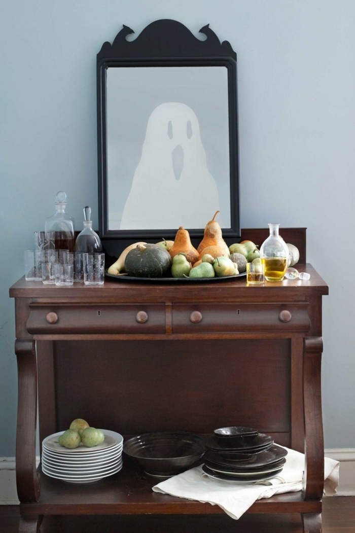 manualidades halloween para niños, decoración de calabazas enanos, cuadro infantil con fantasma que parece a espejo, armario de madera vintage