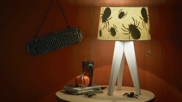 manualidades caseras, decoración misteriosa para este halloween, lámpara con dibujos de araña, figuras de calabazas y arañas pequeños