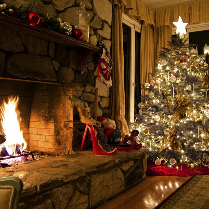 arbol de navidad original, decoración brillante, grande estrella reluciente para la punta del árbol, osos navideños decorativos en la chimenea