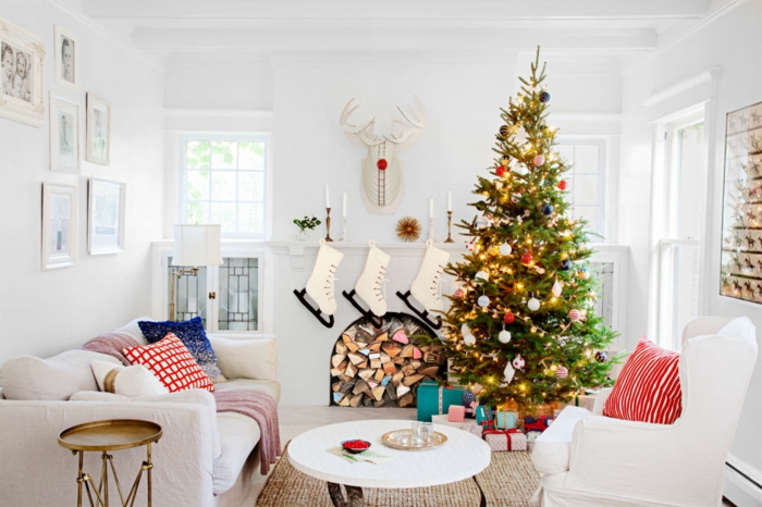 arboles de navidad decorados, un salón en blanco con decoración de navidad exquisita, árbol vivo decorado con bolas y lámparasa