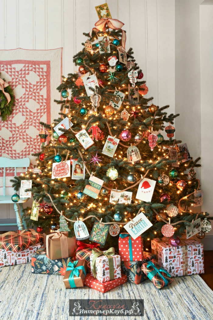 como hacer un arbol de navidad, decoracion casera de tarjetas y dibujos colgados en el pino, bolas brillantes en diferentes colores