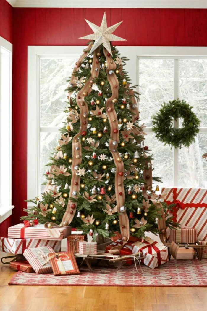 como decorar un árbol de navidad, flores caseros como adornos y grandes cintas colgadas verticalmente, corona de navidad verde
