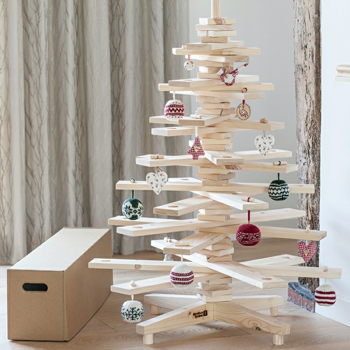 como decorar un arbol de navidad, tableros de madera compuestos en la forma de árbol, decoración casera
