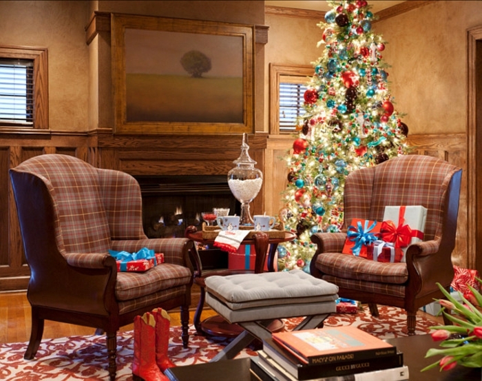 árbol de navidad espectacular con muchas esferas relucientes, sofás en estampado de cuadrados y color marrón