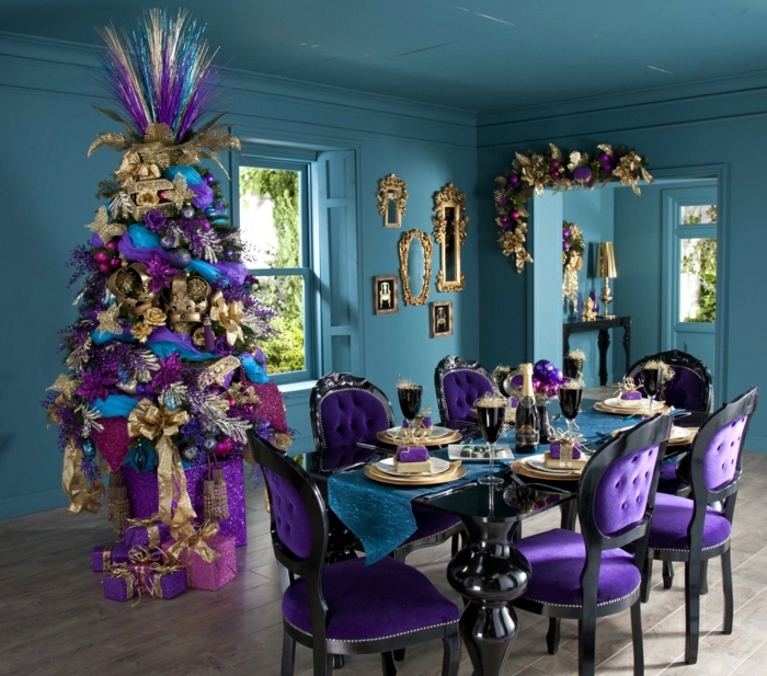 árbol de navidad muy atractivo, salón en morado y azul intensos, ambiente moderno y provocador, decoración en exceso 