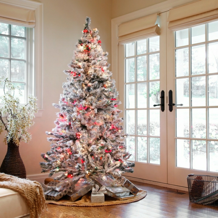decorar árbol de navidad, ejemplo de pino artificial con puntas en blanco para efecto nevado, grande salón con puerta de vidrio 