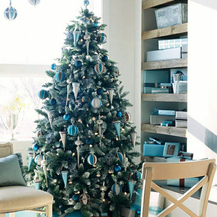 decorar árbol de navidad en colores azul y plata, ornamentos en forma cónica, esferas de diferente tamaño