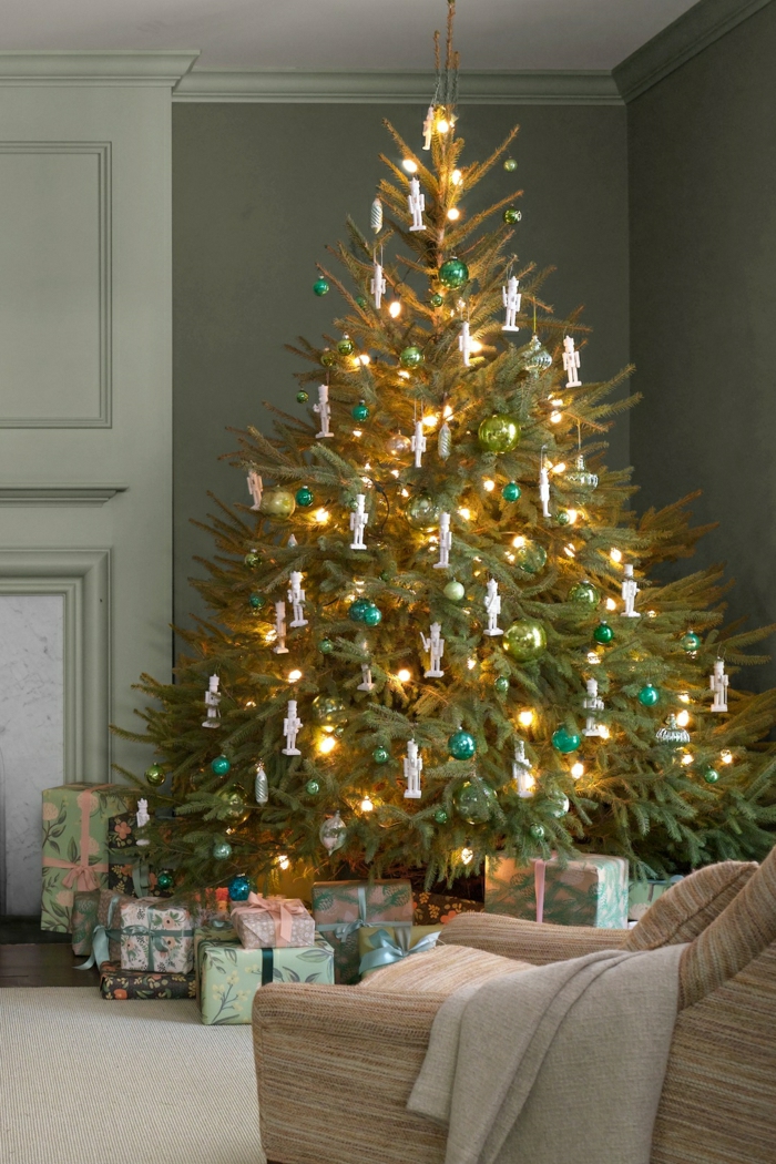 decorar arbol de navidad de manera sencilla y bonita, pequeñas esferas en color verde, lámparas y adornos figuras de soldaditos de plomo