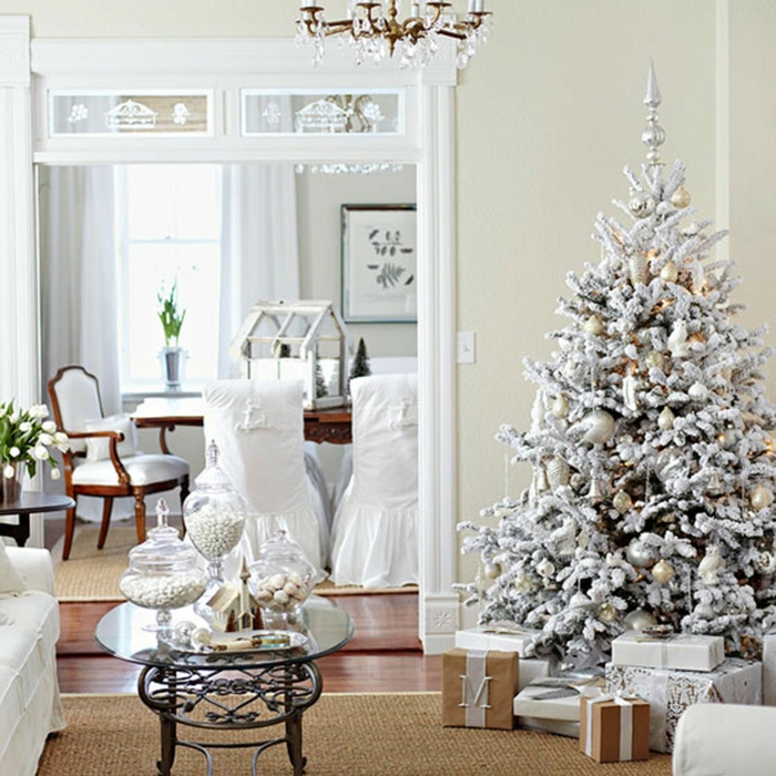 decorar árbol de navidad, pino artificial con efecto nevado, decoración en blanco y dorado, salón en blanco con suelo de madera