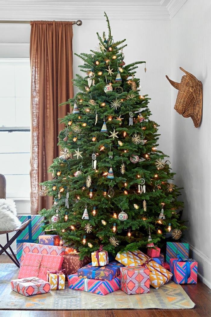 decorar árbol de navidad con ornamentos de madera pequeños, adornos en forma de estrellas