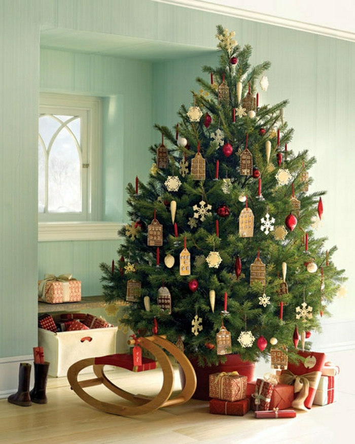 decorar árbol de navidad, monigotes de nieve hechos de madera para colgar en el pino, otros ornamentos en color rojo
