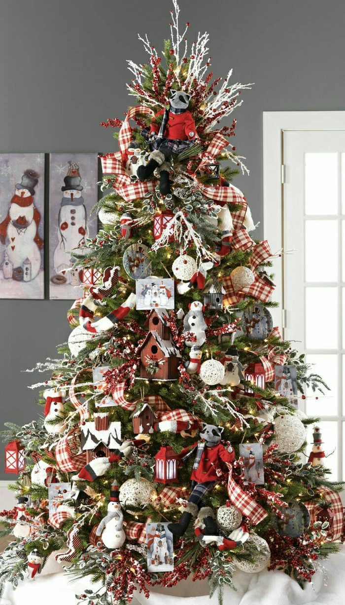 arbol de navidad decorado don adornos en forma de animales y cintas en estampas de cuadrados, monigotes de nieve decorativos