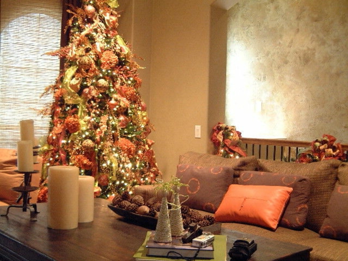 como decorar un arbol de navidad, propuesta fresca y original en colores dorado y naranja, guirnaldas brillantes