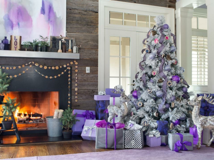 decorar arbol de navidad, tendencias 2017, árbol artificial blanco con efecto de nieve, decoración en color morado 