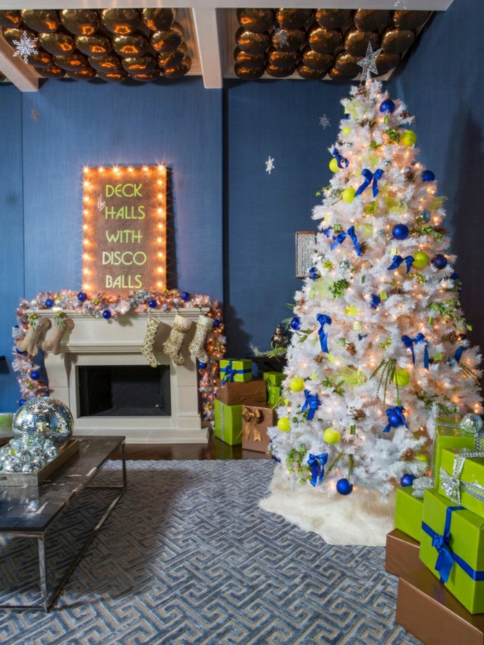 decorar árbol de navidad, ejemplo de pino artificial decorado de manera extravagante, bolas y cintas en colores llamativos