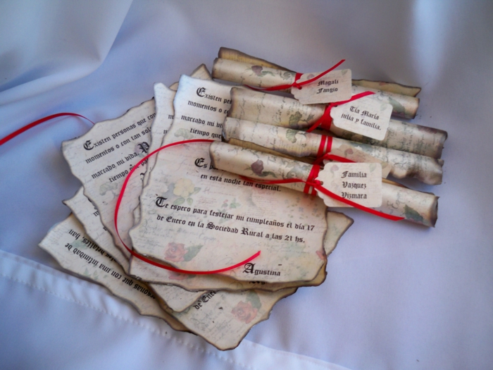 invitaciones creativas, invitaciones de boda como cartas entolladas atadas con cinta roja, aspecto antiguo