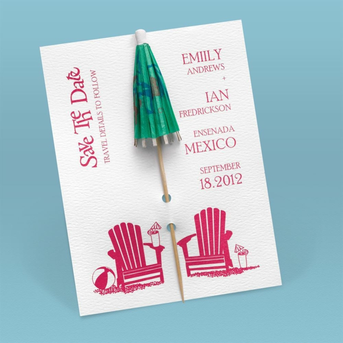 invitaciones creativas, invitación de boda en papel blanco con sillas de playa y paraguas de coctel verde