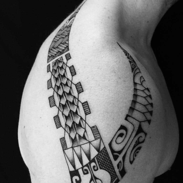 tatuajes maories, foto en blanco y negro, tatuaje polinesio en hombro y espalda hombre, motivo tortuga, ojos Tiki