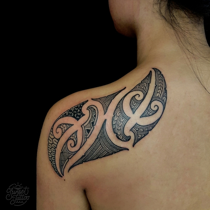 tatuajes maories, tatuaje para mujer en espalda y hombro, motivos polinesios punta de lanza y océano