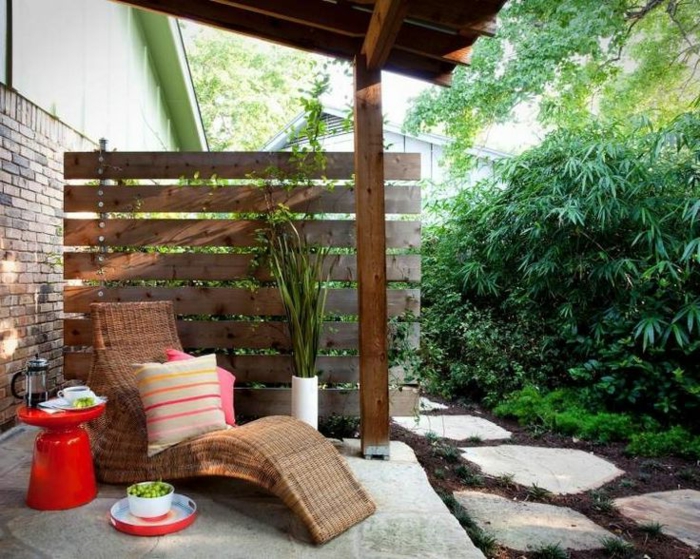 jardines modernos, idea original para un rincón de descanso en tu patio, pavimento de piedras, pared de vagas de madera