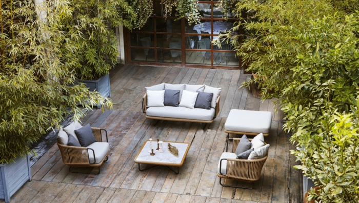 casas con jardin, idea para una sala de estar de verano en el patio, arboles pequeños en macetas grandes de madera, muebles color beige y gris