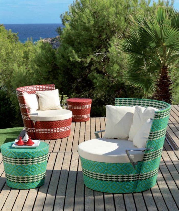 casas con jardin, elevación de vagas de madera con bonita vista al mar, sillones modernos con bordados en rojo y verde