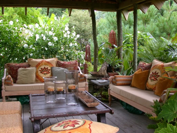 casas con jardin, sitio para descanso y relax, pérgola de madera hecha a mano con sofás cómodas y mesa baja de madera