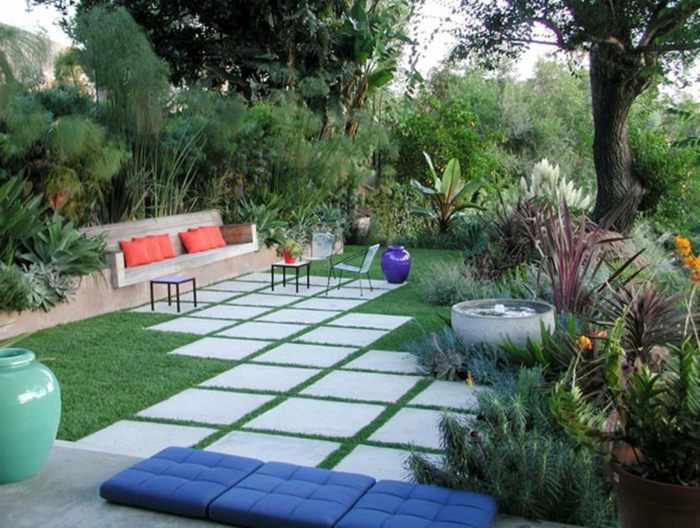 jardines modernos, propuesta fácil de realizar con cojines y colchonetas decorativos y azulejos de piedra cuadrados