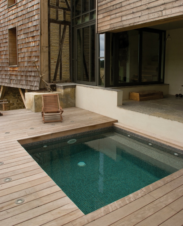 construccion de piscinas, patio con suelo de tarima con luces empotradas, tumbona de madera, piscina pequeña cuadrada