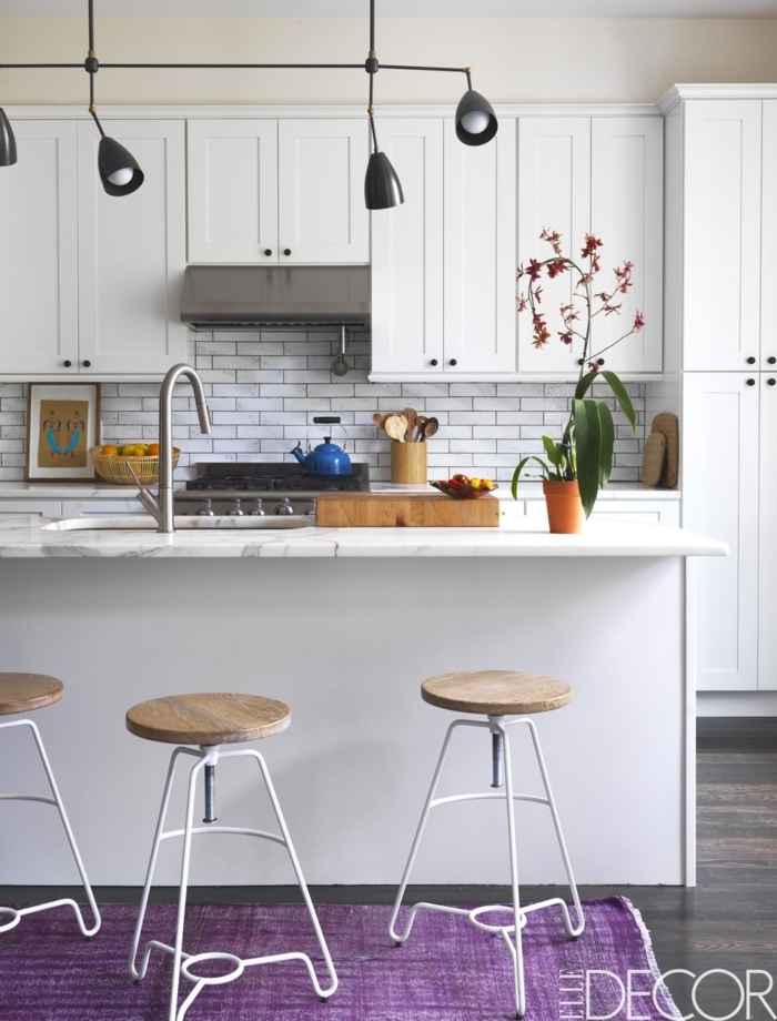 como diseñar una cocina, diseño minimalista en blanco, lámparas colgantes negras, larga isla