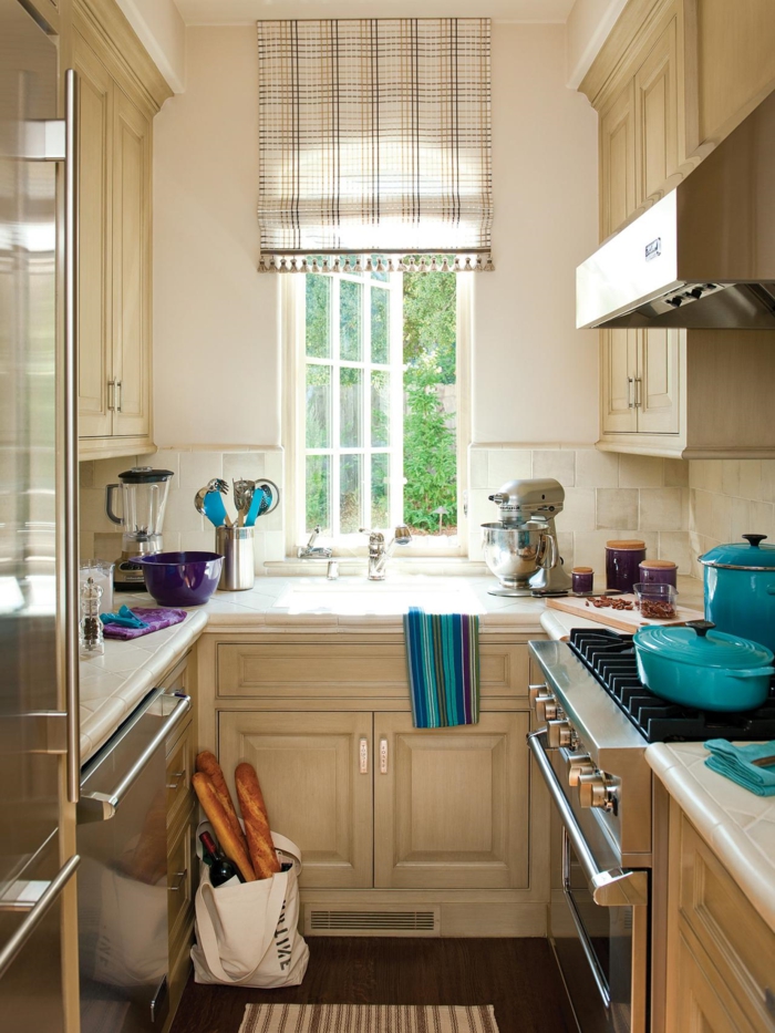 diseñar cocina, usando colores claros para añadir volumen, cocina blanca, detalles de azul chillón