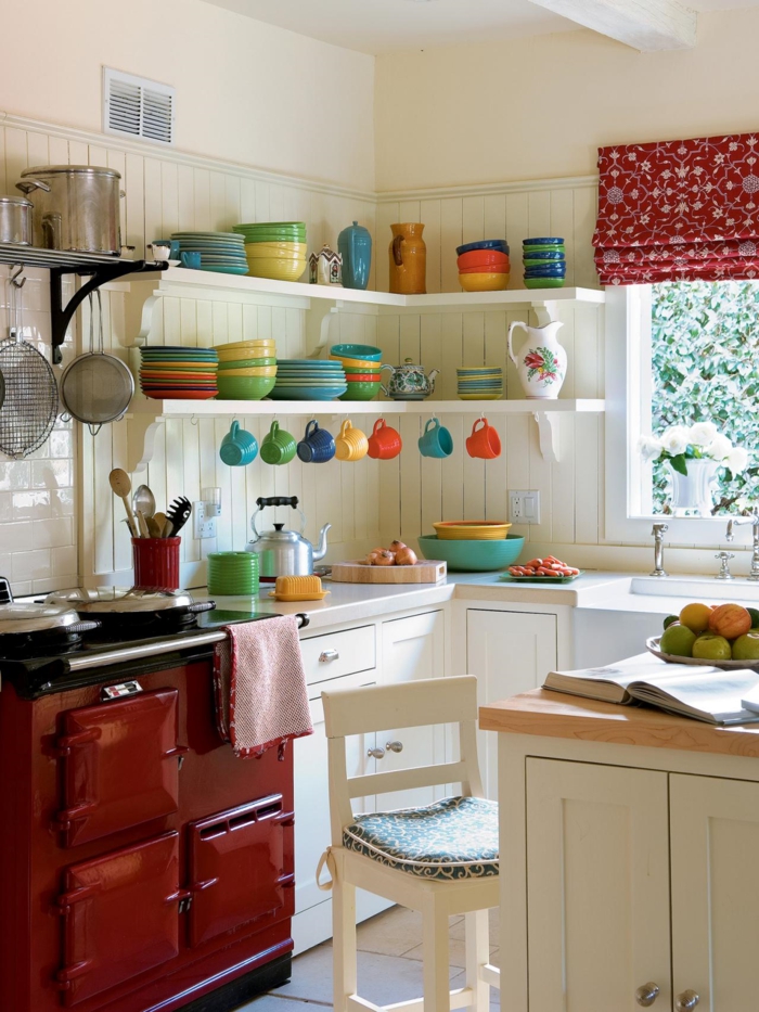 diseñar cocina, ambiente en blanco con estantes flotantes, platos en diferentes colores y estufa en rojo 