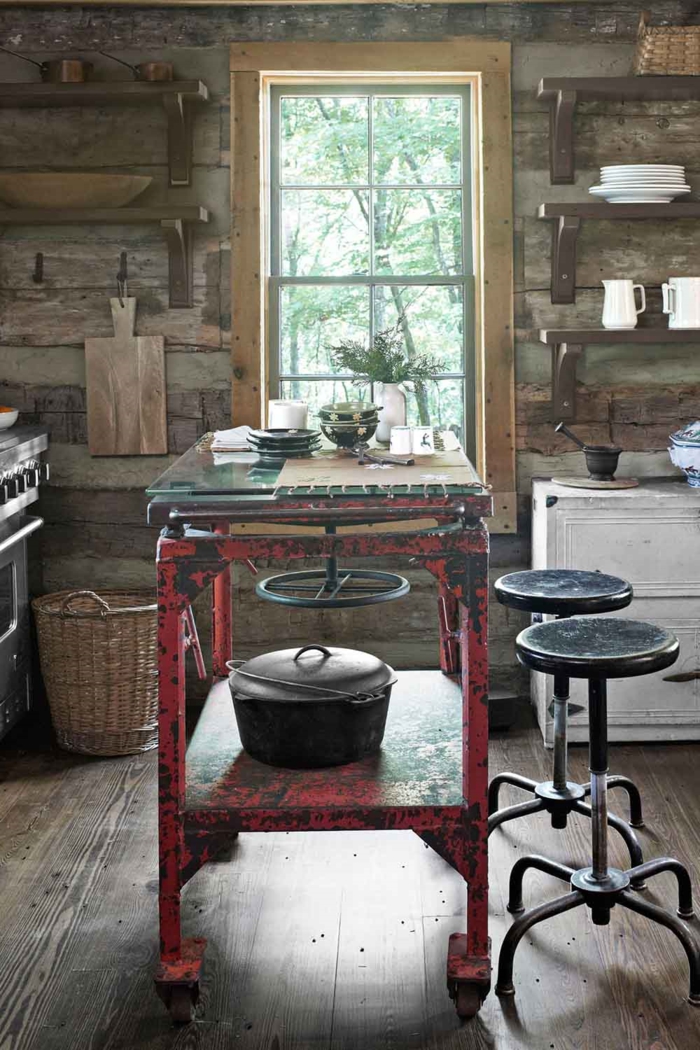 cocinas pequeñas, ejemplo muy chulo de cocina vintage, con paredes de madera y muebles con efecto desgastado