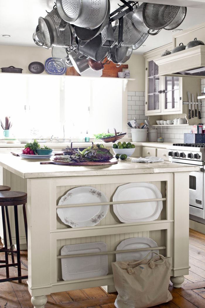 diseñar cocina, cocina color claro con estantería colgante para ganar espacio, grande barra de madera y sillas altas