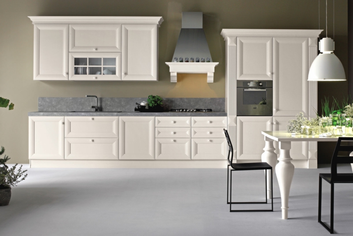 cocinas modernas, cocina con comedor en blanco y gris, encimera de granito, silla negra y lámpara colgante