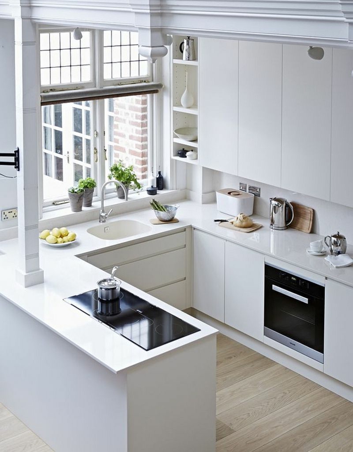 cocinas modernas, cocina pequeña en forma de U con ventana, estufa eléctrica, suelo con tarima