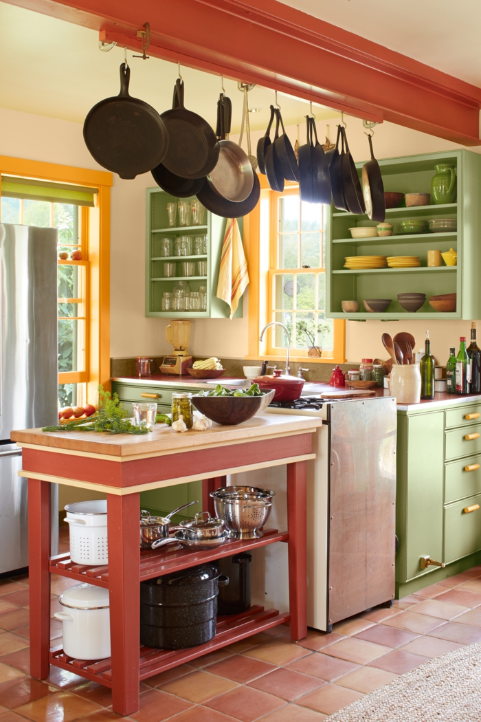 como diseñar una cocina, ideas 2018, estilo provenzal en verde y rojo y amarillo, mesa pequeña con estante