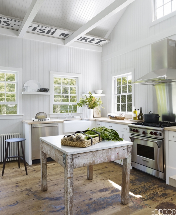 cocinas pequeñas, como ganar espacio con un techo inclinado y pintura en blanco, mesa vintage, suelo de madera 