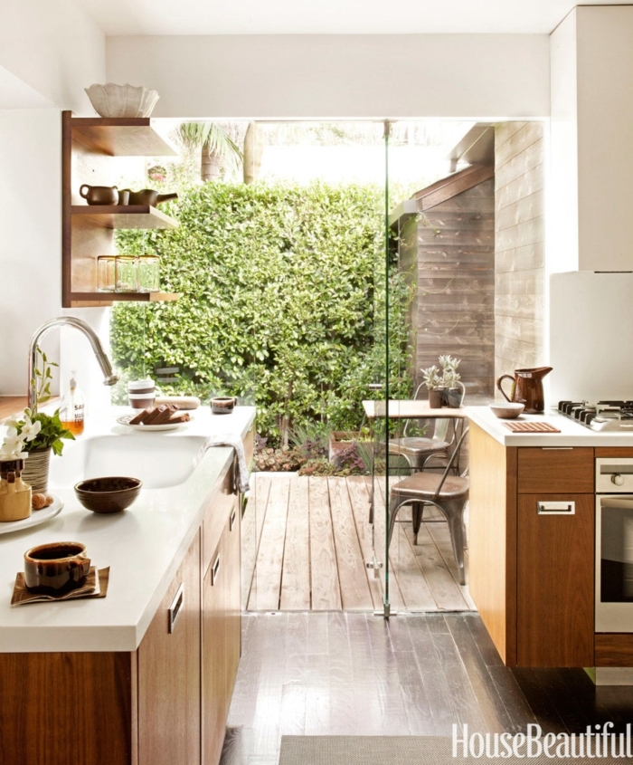 diseñar cocinas, abrir la cocina a la terraza para ganar espacio, vitrina de vidrio, muebles de madera